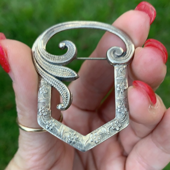 Vintage Sterling Silver Curved Flower Brooch - Picture 11 of 17